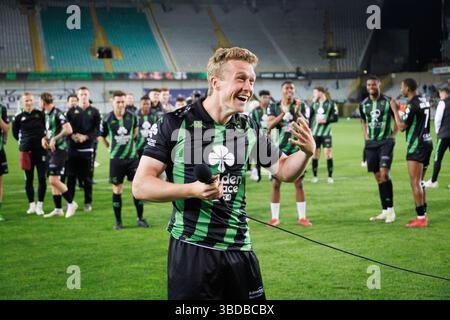 Brügge, Belgien. Mai 2025. Cercle's Thibo Somers feiert nach dem Sieg eines Fußballspiels zwischen Cercle Brugge und Patro Eisden Maasmechelen am Freitag, den 23. Mai 2025 in Brügge, dem zweiten Leg des Abstiegs Play-offs Finals der belgischen Meisterschaft „Jupiler Pro League“ 2024-2025. Der Gewinner des Treffens qualifiziert sich für das Spiel in der ersten Division. BELGA FOTO KURT DESPLENTER Credit: Belga Nachrichtenagentur/Alamy Live News Stockfoto
