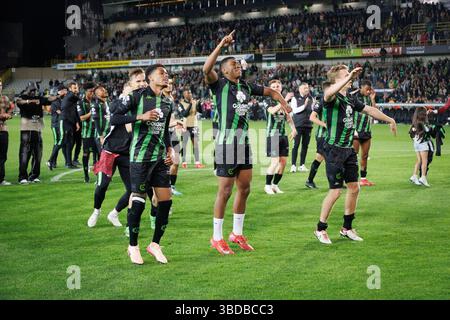 Brügge, Belgien. Mai 2025. Die Spieler von Cercle feiern nach dem Sieg eines Fußballspiels zwischen Cercle Brugge und Patro Eisden Maasmechelen am Freitag, den 23. Mai 2025 in Brügge, das zweite Leg des Abstiegs Play-offs Finals der belgischen Meisterschaft „Jupiler Pro League“ 2024-2025. Der Gewinner des Treffens qualifiziert sich für das Spiel in der ersten Division. BELGA FOTO KURT DESPLENTER Credit: Belga Nachrichtenagentur/Alamy Live News Stockfoto