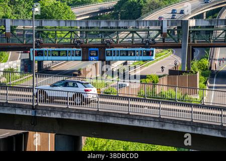 Die Wuppertaler Schwebebahn, ein Zug der neuesten Generation 15, überquert am Sonnborner Kreuz die Autobahn A46 in Nordrhein-Westfalen. Stockfoto