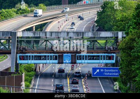 Die Wuppertaler Schwebebahn, ein Zug der neuesten Generation 15, überquert am Sonnborner Kreuz die Autobahn A46 in Nordrhein-Westfalen. Stockfoto