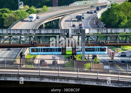 Die Wuppertaler Schwebebahn, ein Zug der neuesten Generation 15, überquert am Sonnborner Kreuz die Autobahn A46 in Nordrhein-Westfalen. Stockfoto