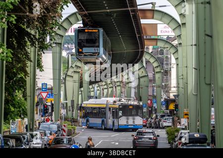 Die Wuppertaler Schwebebahn verläuft entlang der Kaiserstraße im Landkreis Wuppertal-Vohwinkel, Nordrhein-Westfalen. Stockfoto