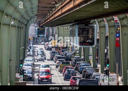Die Wuppertaler Schwebebahn verläuft entlang der Kaiserstraße im Landkreis Wuppertal-Vohwinkel, Nordrhein-Westfalen. Stockfoto