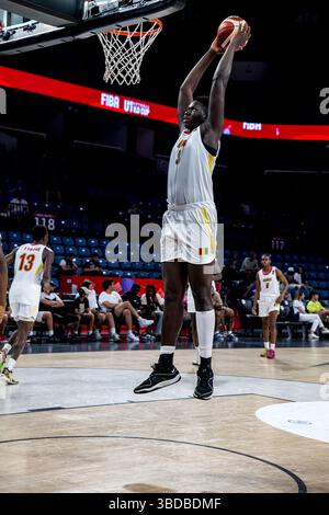 ISTANBUL, TÜRKEI - 07. JULI 2024: FIBA U17 Basketball World Cup - Turkiye 2024, Gruppenspiel zwischen Guinea und den USA im Sinan erdem Dome., Istanbul Stockfoto