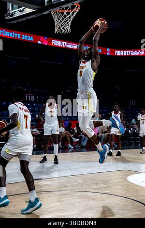 ISTANBUL, TÜRKEI - 07. JULI 2024: FIBA U17 Basketball World Cup - Turkiye 2024, Gruppenspiel zwischen Guinea und den USA im Sinan erdem Dome., Istanbul Stockfoto