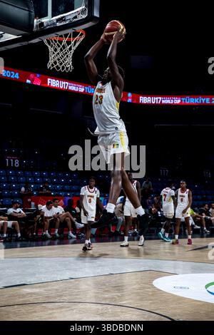 ISTANBUL, TÜRKEI - 07. JULI 2024: FIBA U17 Basketball World Cup - Turkiye 2024, Gruppenspiel zwischen Guinea und den USA im Sinan erdem Dome., Istanbul Stockfoto