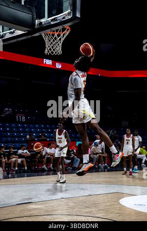 ISTANBUL, TÜRKEI - 07. JULI 2024: FIBA U17 Basketball World Cup - Turkiye 2024, Gruppenspiel zwischen Guinea und den USA im Sinan erdem Dome., Istanbul Stockfoto