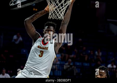 ISTANBUL, TÜRKEI - 07. JULI 2024: FIBA U17 Basketball World Cup - Turkiye 2024, Gruppenspiel zwischen Guinea und den USA im Sinan erdem Dome., Istanbul Stockfoto