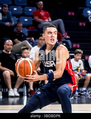 ISTANBUL, TÜRKEI - 07. JULI 2024: FIBA U17 Basketball World Cup - Turkiye 2024, Gruppenspiel zwischen Guinea und den USA im Sinan erdem Dome., Istanbul Stockfoto