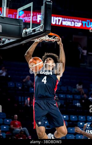 ISTANBUL, TÜRKEI - 07. JULI 2024: FIBA U17 Basketball World Cup - Turkiye 2024, Gruppenspiel zwischen Guinea und den USA im Sinan erdem Dome., Istanbul Stockfoto