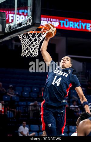 ISTANBUL, TÜRKEI - 07. JULI 2024: FIBA U17 Basketball World Cup - Turkiye 2024, Gruppenspiel zwischen Guinea und den USA im Sinan erdem Dome., Istanbul Stockfoto
