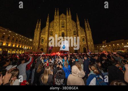 Mailand, Italien. Mai 2025. Festeggiamenti dei tifosi del Napoli per la vittoria dello Scudetto auf der Piazza del Duomo - Mailand, Italia - Venerdì, 23 maggio 2025 (Foto Stefano Porta/LaPresse) Napoli-Fans feiern den Scudetto-Sieg auf der Piazza del Duomo - Mailand, Italien - Freitag, 23. Mai 2025 (Foto Stefano Porta/LaPresse) Credit: LaPresse/Alamy Live News Stockfoto