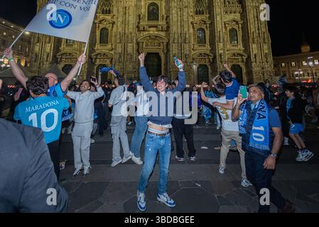 Mailand, Italien. Mai 2025. Festeggiamenti dei tifosi del Napoli per la vittoria dello Scudetto auf der Piazza del Duomo - Mailand, Italia - Venerdì, 23 maggio 2025 (Foto Stefano Porta/LaPresse) Napoli-Fans feiern den Scudetto-Sieg auf der Piazza del Duomo - Mailand, Italien - Freitag, 23. Mai 2025 (Foto Stefano Porta/LaPresse) Credit: LaPresse/Alamy Live News Stockfoto