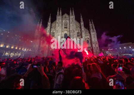 Mailand, Italien. Mai 2025. Festeggiamenti dei tifosi del Napoli per la vittoria dello Scudetto auf der Piazza del Duomo - Mailand, Italia - Venerdì, 23 maggio 2025 (Foto Stefano Porta/LaPresse) Napoli-Fans feiern den Scudetto-Sieg auf der Piazza del Duomo - Mailand, Italien - Freitag, 23. Mai 2025 (Foto Stefano Porta/LaPresse) Credit: LaPresse/Alamy Live News Stockfoto