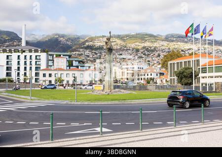 Funchal, Portugal - 01.10.2024: Blick auf den Autonomia-Platz in Funchal. Lebensstil der Stadt. Insel Madeira, Portugal Stockfoto