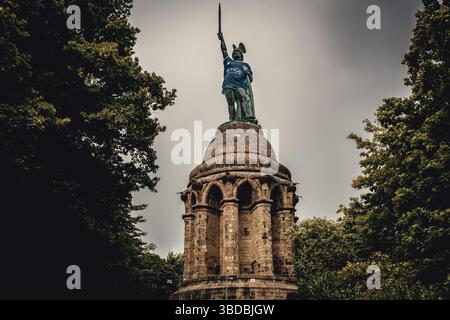 Detmold, Deutschland. Mai 2025. Deutschlands höchste Statue, das 1875 als Symbol des Widerstands gegen Rom und der französischen Rivalität des 19. Jahrhunderts erbaute Hermannsdenkmal, trägt nun das Trikot von Arminia Bielefeld zur Unterstützung des ersten DFB-Pokalfinales im 120. Jubiläumsjahr gegen den VfB Stuttgart. Quelle: Matthias Oesterle/Alamy Live News Stockfoto