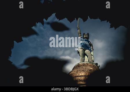 Detmold, Deutschland. Mai 2025. Deutschlands höchste Statue, das 1875 als Symbol des Widerstands gegen Rom und der französischen Rivalität des 19. Jahrhunderts erbaute Hermannsdenkmal, trägt nun das Trikot von Arminia Bielefeld zur Unterstützung des ersten DFB-Pokalfinales im 120. Jubiläumsjahr gegen den VfB Stuttgart. Quelle: Matthias Oesterle/Alamy Live News Stockfoto