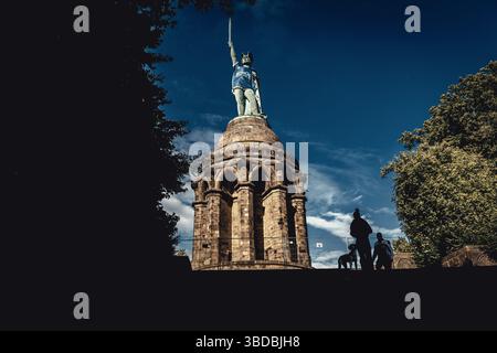 Detmold, Deutschland. Mai 2025. Deutschlands höchste Statue, das 1875 als Symbol des Widerstands gegen Rom und der französischen Rivalität des 19. Jahrhunderts erbaute Hermannsdenkmal, trägt nun das Trikot von Arminia Bielefeld zur Unterstützung des ersten DFB-Pokalfinales im 120. Jubiläumsjahr gegen den VfB Stuttgart. Quelle: Matthias Oesterle/Alamy Live News Stockfoto