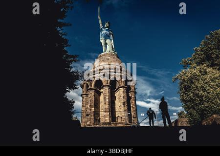 Detmold, Deutschland. Mai 2025. Deutschlands höchste Statue, das 1875 als Symbol des Widerstands gegen Rom und der französischen Rivalität des 19. Jahrhunderts erbaute Hermannsdenkmal, trägt nun das Trikot von Arminia Bielefeld zur Unterstützung des ersten DFB-Pokalfinales im 120. Jubiläumsjahr gegen den VfB Stuttgart. Quelle: Matthias Oesterle/Alamy Live News Stockfoto