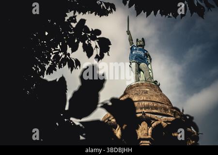 Detmold, Deutschland. Mai 2025. Deutschlands höchste Statue, das 1875 als Symbol des Widerstands gegen Rom und der französischen Rivalität des 19. Jahrhunderts erbaute Hermannsdenkmal, trägt nun das Trikot von Arminia Bielefeld zur Unterstützung des ersten DFB-Pokalfinales im 120. Jubiläumsjahr gegen den VfB Stuttgart. Quelle: Matthias Oesterle/Alamy Live News Stockfoto