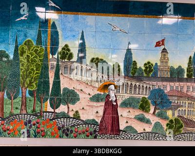 Traditionelle Wandkunst im osmanischen Stil mit floralen und architektonischen Mustern, die Istanbuls kulturelles Erbe zeigt. Stockfoto