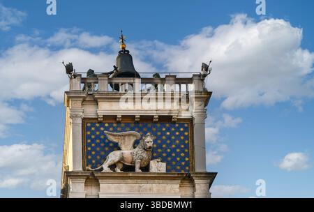 Uhrenturm auf dem Markusplatz, mit den „Mauren“, die oben die Stunden schlagen, und dem geflügelten Löwen des Markus auf einem Sternenhimmel-Mosaik, Venedig Stockfoto