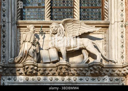 Statue des Dogen Francesco Foscari kniend vor dem Löwen von St. Markus, an der Porta della Carta, monumentaler Eingang des Herzogspalastes, Venedig Stockfoto