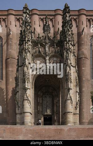 Der kunstvoll verzierte gotische Eingang der Kathedrale Sainte-Cécile in Albi, Frankreich, verfügt über detaillierte Steinschnitzereien und einen großen Bogengang unter hohen Türmen Stockfoto
