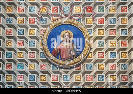 Ein farbenfrohes Fresko, das Jesus Christus darstellt, ziert eine reich verzierte Wand in der Kathedrale von Sainte-Cécile in Albi, Frankreich, umgeben von lebendigen geometrischen Elementen Stockfoto