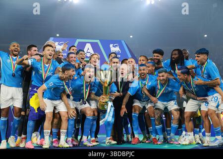 Neapel, Italien. Mai 2025. Die Spieler des SSC Napoli feiern mit der Trophäe der italienischen Meisterschaft 2024/2025 im Diego Armando Maradona Stadion in Neapel (Italien), 23. Mai 2025 Credit: Insidefoto/Alamy Live News Stockfoto