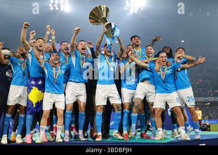 Neapel, Italien. Mai 2025. Die Spieler des SSC Napoli feiern mit der Trophäe der italienischen Meisterschaft 2024/2025 im Diego Armando Maradona Stadion in Neapel (Italien), 23. Mai 2025 Credit: Insidefoto/Alamy Live News Stockfoto