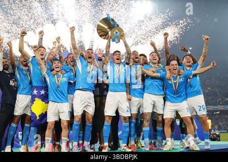 Neapel, Italien. Mai 2025. Die Spieler des SSC Napoli feiern mit der Trophäe der italienischen Meisterschaft 2024/2025 im Diego Armando Maradona Stadion in Neapel (Italien), 23. Mai 2025 Credit: Insidefoto/Alamy Live News Stockfoto