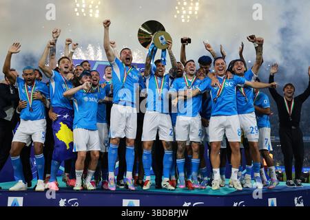 Neapel, Italien. Mai 2025. Die Spieler des SSC Napoli feiern mit der Trophäe der italienischen Meisterschaft 2024/2025 im Diego Armando Maradona Stadion in Neapel (Italien), 23. Mai 2025 Credit: Insidefoto/Alamy Live News Stockfoto