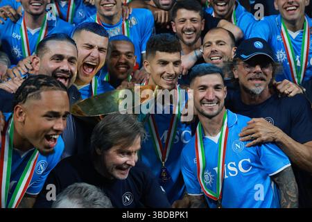 Neapel, Italien. Mai 2025. Die Spieler des SSC Napoli feiern mit der Trophäe der italienischen Meisterschaft 2024/2025 im Diego Armando Maradona Stadion in Neapel (Italien), 23. Mai 2025 Credit: Insidefoto/Alamy Live News Stockfoto