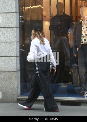 Mailand, Italien. Mai 2025. Mailand Ph.Paolo Della Bella Barbara D'Urso mit lässigem Look und Hut im Modeviertel Credit: Unabhängige Fotoagentur/Alamy Live News Stockfoto