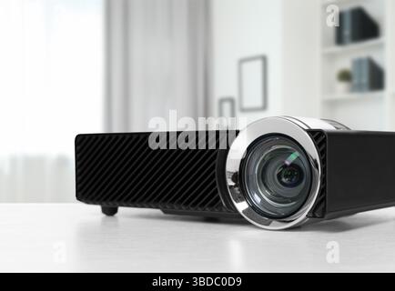 Moderner Videoprojektor auf weißem Tisch im Büro Stockfoto