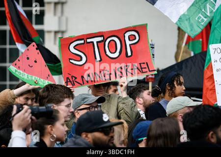 London, Großbritannien. 23. Mai 2025. Ein Plakat mit der Aufschrift "Stop Arming Israel" wird in Whitehall, gegenüber dem Wohnsitz des britischen Premierministers Sir Keir Starmer in der Downing Street, ausgestellt, in dem eine Koalition palästinensischer Anhänger protestiert, die ein Ende des Waffenverkaufs an Israel fordert. Obwohl der israelische Staatschef Benjamin Netanjahu vom Internationalen Strafgerichtshof wegen Kriegsverbrechen und Verbrechen gegen die Menschlichkeit gesucht wird, werden die Waffenlieferungen in Großbritannien fortgesetzt. Quelle: Ron Fassbender/Alamy Live News Stockfoto