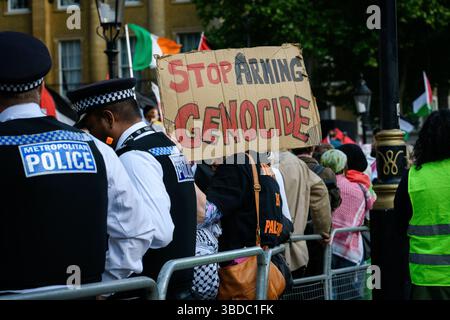 London, Großbritannien. 23. Mai 2025. Ein Plakat mit der Aufschrift "Stop Armierung Genocide" wird in Whitehall, gegenüber der Downing Street-Residenz des britischen Premierministers Sir Keir Starmer, ausgestellt, in dem eine Koalition von palästinensischen Anhängern protestiert, die ein Ende des Waffenverkaufs an Israel fordert. Obwohl der israelische Staatschef Benjamin Netanjahu vom Internationalen Strafgerichtshof wegen Kriegsverbrechen und Verbrechen gegen die Menschlichkeit gesucht wird, werden die Waffenlieferungen in Großbritannien fortgesetzt. Quelle: Ron Fassbender/Alamy Live News Stockfoto