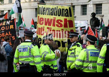 London, Großbritannien. 23. Mai 2025. Ein Banner des International Jewish Anti-Zionist Network wird in Whitehall, gegenüber dem Wohnsitz des britischen Premierministers Sir Keir Starmer in der Downing Street, gezeigt, in dem eine Koalition palästinensischer Anhänger protestiert, die ein Ende des Waffenverkaufs an Israel fordert. Obwohl der israelische Staatschef Benjamin Netanjahu vom Internationalen Strafgerichtshof wegen Kriegsverbrechen und Verbrechen gegen die Menschlichkeit gesucht wird, werden die Waffenlieferungen in Großbritannien fortgesetzt. Quelle: Ron Fassbender/Alamy Live News Stockfoto