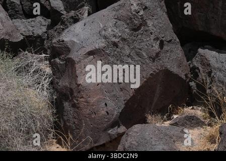 23. Mai 2025, Albuquerque, New Mexico, USA: Szenen der Petroglyphen im Rinconada Canyon, Petroglyph National Monument am 23. Mai 2025 in Albuquerque, New Mexico. Es wird geschätzt, dass 90 % der Petroglyphen des Denkmals von den Vorfahren der heutigen Pueblo geschaffen wurden. Puebloans lebten bereits vor 500 n. Chr. im Rio Grande Valley, aber eine Bevölkerungszunahme um 1300 n. Chr. führte zu zahlreichen neuen Siedlungen. Man nimmt an, dass die meisten Petroglyphen von etwa 1300 bis Ende der 1680er Jahre gemeißelt wurden (Kreditbild: © Bryan Smith/ZUMA Press Wire) NUR REDAKTIONELLE VERWENDUNG! Nicht für Komm Stockfoto
