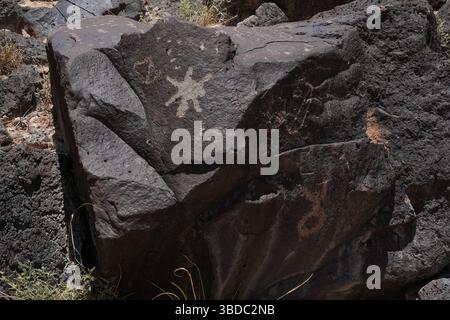 23. Mai 2025, Albuquerque, New Mexico, USA: Szenen der Petroglyphen im Rinconada Canyon, Petroglyph National Monument am 23. Mai 2025 in Albuquerque, New Mexico. Es wird geschätzt, dass 90 % der Petroglyphen des Denkmals von den Vorfahren der heutigen Pueblo geschaffen wurden. Puebloans lebten bereits vor 500 n. Chr. im Rio Grande Valley, aber eine Bevölkerungszunahme um 1300 n. Chr. führte zu zahlreichen neuen Siedlungen. Man nimmt an, dass die meisten Petroglyphen von etwa 1300 bis Ende der 1680er Jahre gemeißelt wurden (Kreditbild: © Bryan Smith/ZUMA Press Wire) NUR REDAKTIONELLE VERWENDUNG! Nicht für Komm Stockfoto