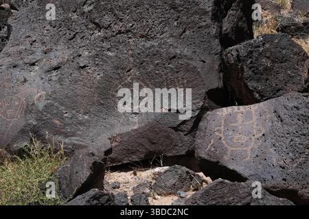 23. Mai 2025, Albuquerque, New Mexico, USA: Szenen der Petroglyphen im Rinconada Canyon, Petroglyph National Monument am 23. Mai 2025 in Albuquerque, New Mexico. Es wird geschätzt, dass 90 % der Petroglyphen des Denkmals von den Vorfahren der heutigen Pueblo geschaffen wurden. Puebloans lebten bereits vor 500 n. Chr. im Rio Grande Valley, aber eine Bevölkerungszunahme um 1300 n. Chr. führte zu zahlreichen neuen Siedlungen. Man nimmt an, dass die meisten Petroglyphen von etwa 1300 bis Ende der 1680er Jahre gemeißelt wurden (Kreditbild: © Bryan Smith/ZUMA Press Wire) NUR REDAKTIONELLE VERWENDUNG! Nicht für Komm Stockfoto