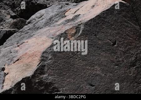 23. Mai 2025, Albuquerque, New Mexico, USA: Szenen der Petroglyphen im Rinconada Canyon, Petroglyph National Monument am 23. Mai 2025 in Albuquerque, New Mexico. Es wird geschätzt, dass 90 % der Petroglyphen des Denkmals von den Vorfahren der heutigen Pueblo geschaffen wurden. Puebloans lebten bereits vor 500 n. Chr. im Rio Grande Valley, aber eine Bevölkerungszunahme um 1300 n. Chr. führte zu zahlreichen neuen Siedlungen. Man nimmt an, dass die meisten Petroglyphen von etwa 1300 bis Ende der 1680er Jahre gemeißelt wurden (Kreditbild: © Bryan Smith/ZUMA Press Wire) NUR REDAKTIONELLE VERWENDUNG! Nicht für Komm Stockfoto