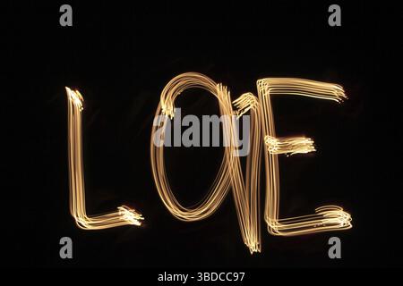 Das Wort LIEBE geschrieben mit Licht Stockfoto