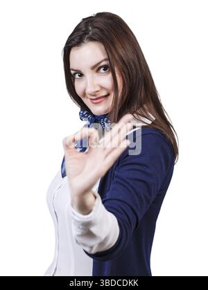 Junge schöne Frau zeigt OK-Zeichen isoliert auf weißem Hintergrund Stockfoto