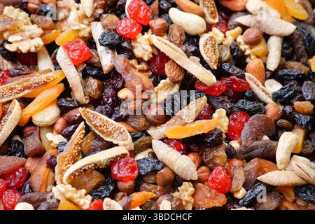 Farbenfrohe Auswahl an Nüssen und getrockneten Früchten aus nächster Nähe Stockfoto