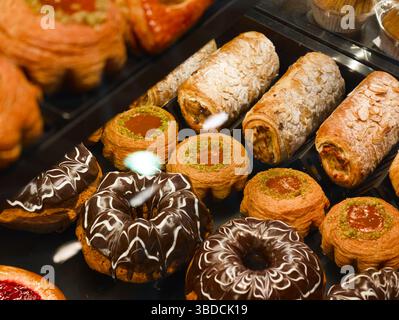 Genießen Sie köstliches Gebäck in einer lebendigen Bäckerei voller frischer Leckereien und verführerischer Aromen im Herzen der Stadt Stockfoto