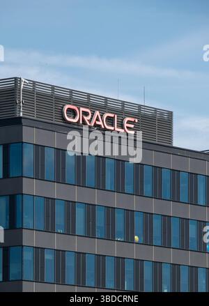 Bratislava, Slowakei - 10. Mai 2025 : Orakellogo auf dem Dach des Gebäudes. Oracle Corporation ist ein US-amerikanischer multinationaler Computer Technology com Stockfoto