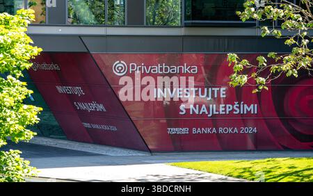 Bratislava, Slowakei - 10. Mai 2025: Private Bankfiliale in Bratislava. Privatbanka konzentriert sich auf Private Banking. Stockfoto