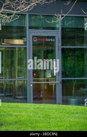 Bratislava, Slowakei - 10. Mai 2025: Private Bankfiliale in Bratislava. Privatbanka konzentriert sich auf Private Banking. Stockfoto